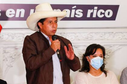 Pedro Castillo asumirá mañana la presidencia de Perú