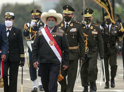 Pedro Castillo, durante un desfile militar tras su asunción en Perú