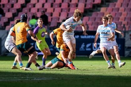 Pedro Coll, centro de buena talla, en un ataque contra Australia; ese partido fue el más parejo del Championship, pero también terminó en derrota (40-36).