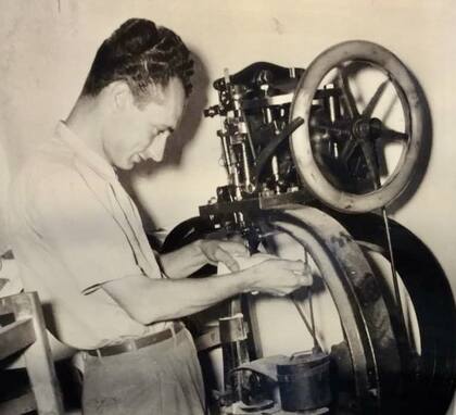 Pedro cosiendo suelas