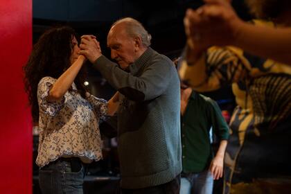 Pedro, de 77, vive en Boedo y va a bailar tango con su hija Karina, que es psicóloga