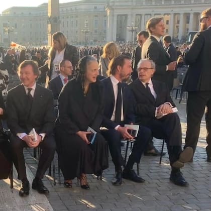 Pedro de Borbón y Dos Sicilias y su familia, en la misma fila que Aimón y Olga de Saboya. Ambos pretendientes son primos por su lado materno francés. Sus madres, Ana d’Orléans y Claude d’Orleans, era hermanas.