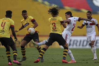 Pedro, de Flamengo, acaba de rematar en uno de los ataques del equipo carioca, durante el partido entre su equipo y Barcelona de Ecuador en Guayaquil.
