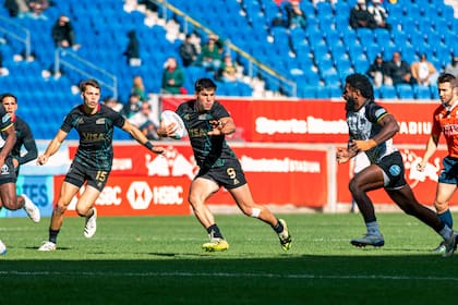 Pedro de Haro maneja la pelota durante el encuentro entre los Pumas 7s y Fiji, en el Seven de Nueva York