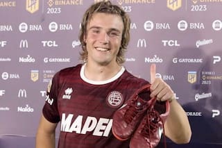 El "chico 10" de pelo largo y sonrisa adolescente que cree que la cabeza vale más que una gambeta