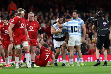 Pedro Delgado recibe las felicitaciones de sus compañeros después de anotar el primer try de la jornada en el Millennium (Photo by David Rogers/Getty Images)