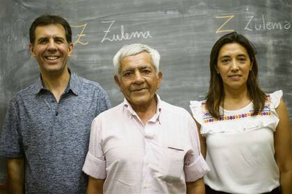 Pedro (en el medio), junto al director y su docente preferida