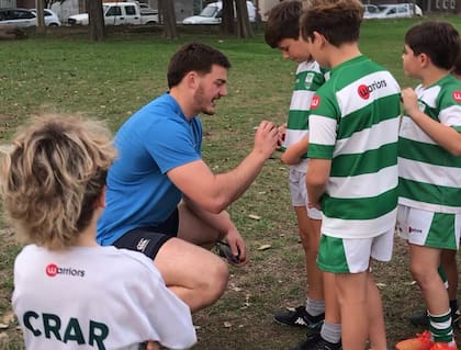 Pedro firma las camisetas a los pequeños de su club de origen, Círculo Rafaelino de Rugby; cada vez que vuelve a su ciudad, el santafesino visita CRaR.