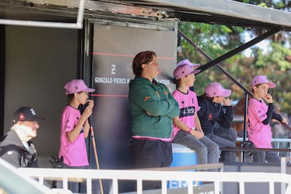 Pedro Heguy, hijo del Ruso, acompañado por la hinchada juvenil y "uniformada" con las remeras y caps de Ellerstina Indios Chapaleufú