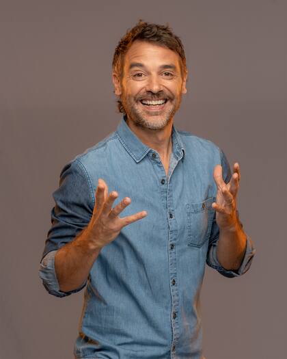 Pedro juega al fútbol los lunes con otros actores que hacen temporada.