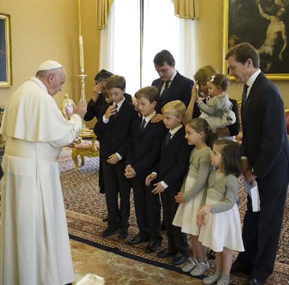 Pedro junto a su familia con el papa Francisco