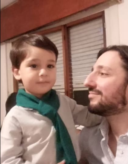 Pedro junto a su padre, en una foto de archivo