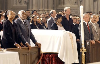 Pedro Knight (segundo a la izquierda), en la Catedral de San Patricio, durante el último servicio religioso en honor a su esposa, Celia Cruz; la cantante Patti Labelle (en el centro) cantó el "Ave María"
