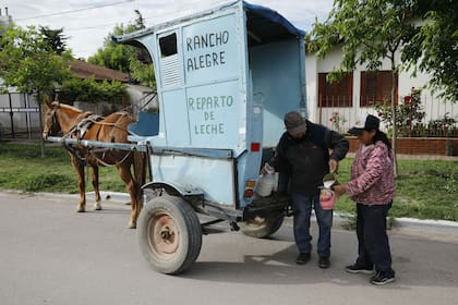 Pedro les da leche a los vecinos aunque no tengan plata