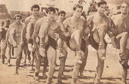 Pedro Lovell, el primero desde la derecha, en Independiente, durante la pretemporada de 1967, en una imagen de la Revista Goles