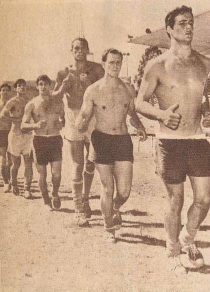 Pedro Lovell en Independiente, tercero de la fila que encabeza Pepe Santoro, Revista Goles