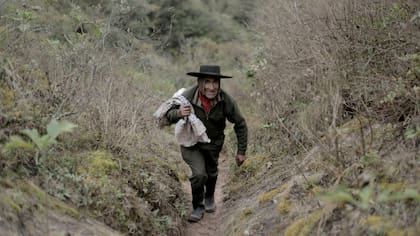 Pedro Luca tiene 79 años. Para comer, sale a cazar, y se abastece de agua de un arroyo