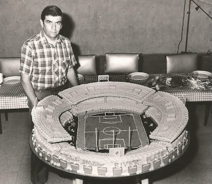 Pedro Martín Ortellado y su estadio Monumental en bizcochuelo y galletitas.