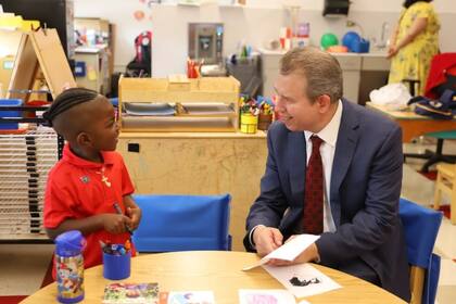 Pedro Martínez, director ejecutivo de CPS, asegura que las escuelas son espacios seguros para niños, protegiendo sus derechos frente a ICE (Foto CPS)