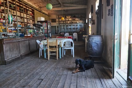 Meier tiene una pulpería y trabaja en su campo