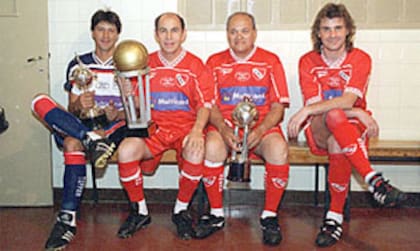 Pedro Monzón, Ricardo Bochini, Tomás Rolan, Rubén Insua en un recuerdo de los trofeos ganados con Independiente