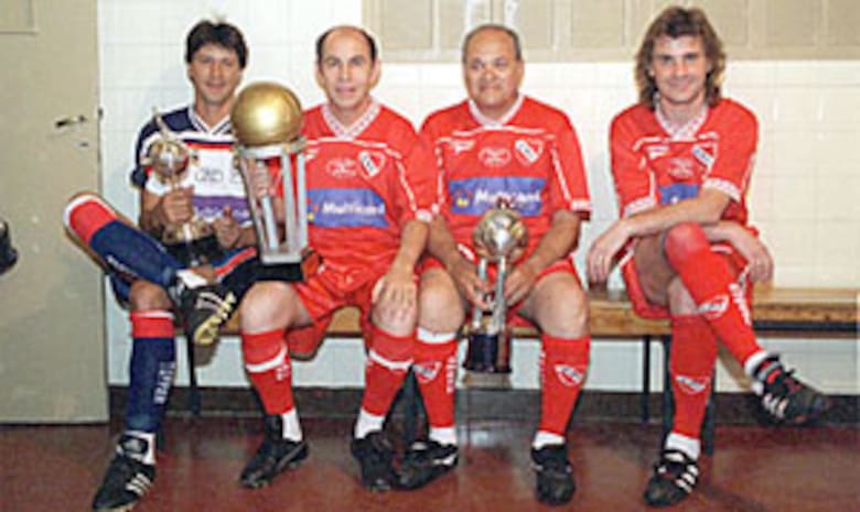 Pedro Monzón, Ricardo Bochini, Tomás Rolan, Rubén Insua en un recuerdo de los trofeos ganados con Independiente