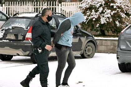 Pedro Monzón, uno de los cuatro detenidos, es llevado al juzgado de El Calafate