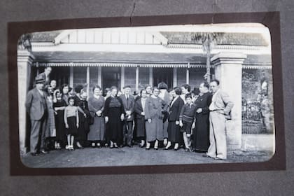 Pedro Núñez y Elisa Acuña junto al padre Germán Abian, capellán de la Capilla Nuestra Señora del Rosario, tras su inauguración en 1941.