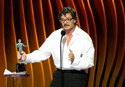 Pedro Pascal cuando recibió el premio a mejor actor en una serie de drama por "The Last of Us" en la 30a entrega anual de los Premios SAG. 
