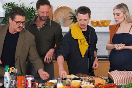 Pedro Pascal, Ebon Moss-Bachrach, Joseph Quinn y Vanessa Kirby participaron de una clase de cocina (Foto: Captura de video / The New York Times Cooking)