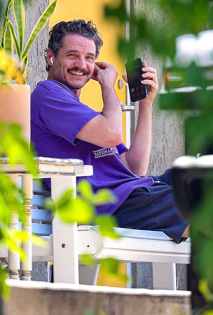 Pedro Pascal fue captado por las cámaras saliendo del gimnasio. Vestido con una remera vintage de Los Lakers y una gran sonrisa, el actor de Los 4 fantásticos recibió una llamada y se sentó en un banco cercano para continuar su conversación.
