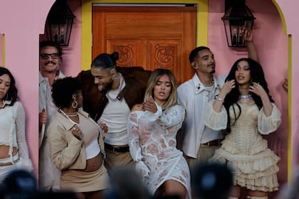 Pedro Pascal, Karol G y Cardi B fueron algunas de las figuras que se sumaron al show de Bad Bunny (Foto: Bob Kupbens/Icon Sportswire via Getty Images)