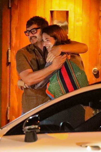 Pedro Pascal y la agente de talentos Sue Carls, muy compinches durante una cena en Los Ángeles... ¿Romance en puerta?