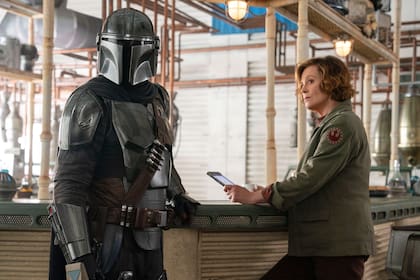 Pedro Pascal y Sigourney Weaver en una escena de The Mandalorian and Grogu