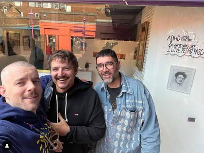 Pedro Pascal y sus amigos, Robert Diament y Russell Tovey, visitaron una pequeña galería de Margate, Inglaterra