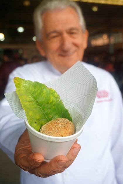 Pedro Picciau de Italpast, siempre presente en la feria y esta vez con su arancini