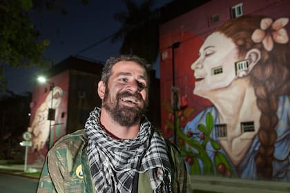 Pedro Rauber pintó el barrio Ferré con murales que son reinterpretación del chamamé más escuchado.