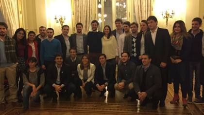 Pedro Robledo (en el centro) encabezó ayer una reunión con jóvenes dirigentes donde participaron miembros de un partido neonazi