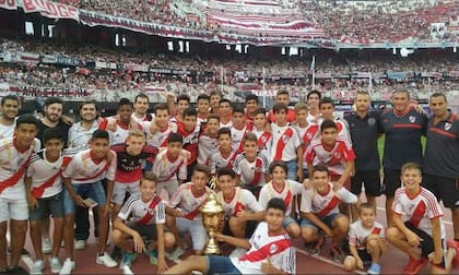 Pedro Rodríguez Ablanedo campeón en inferiores con River festejando en el Monumental