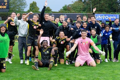 Pedro Rodríguez Ablanedo (centro agachado) en los festejos del plantel tras eliminar a Zurich por la Copa de Suiza, como locales