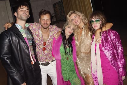 Pedro
Rosemblat, Andrés Gil, Lali
Espósito, la cumpleañera
con el segundo vestido
de la noche y Cande
Vetrano, que fue mamá
por primera vez en
noviembre de 2024.