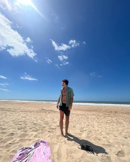 Pedro Rosemblat durante sus días de relax con Lali Espósito en la playa