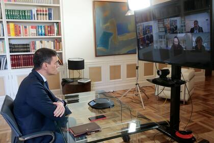 Pedro Sánchez, en una videoconferencia con funcionarios de su gobierno