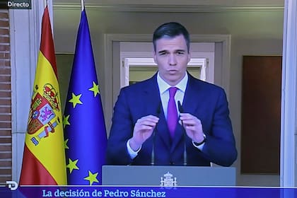 Tras cinco días de incertidumbre, Sánchez anunció que seguirá en el poder y enfureció a la oposición