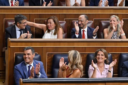 Francina Armengol festeja tras ser elegida por mayoría absoluta