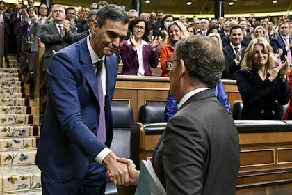 El líder del PP, Alberto Núñez Feijóo, felicita a Pedro Sánchez tras la investidura