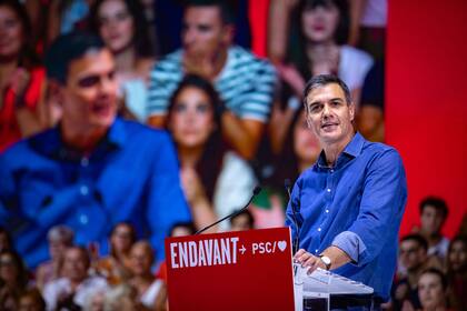 Pedro Sánchez interviene en un mitin electoral en el Palacio de Congresos, en Barcelona