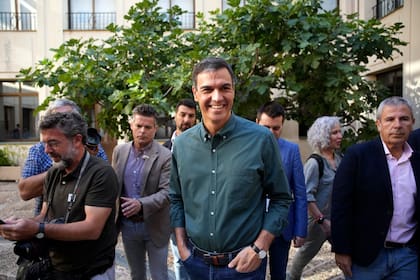 Pedro Sánchez sale de su lugar de votación, en Madrid