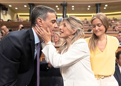 Pedro Sánchez saluda a Yolanda Díaz durante un pleno extraordinario en el Congreso (Archivo)
