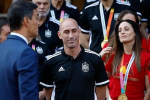 El firme repudio del presidente de España a Rubiales por el beso del escándalo y la gloria del fútbol que lo justificó